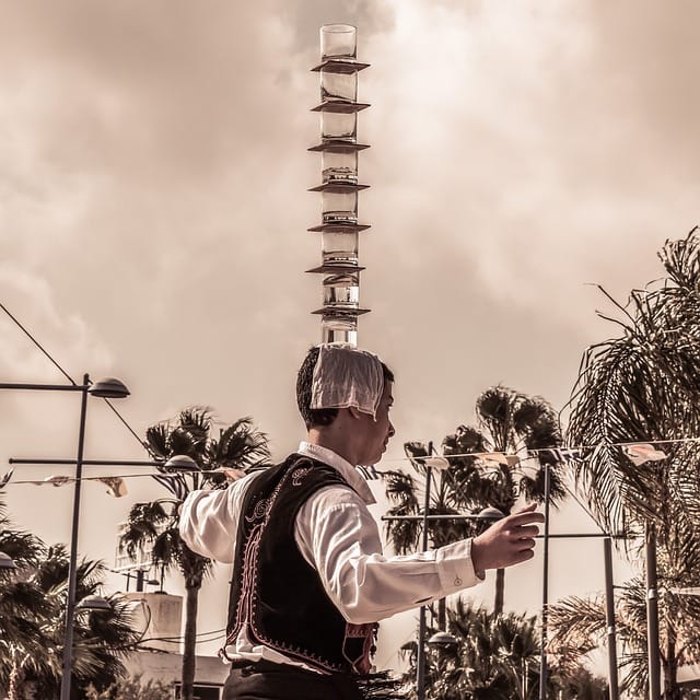 Житель Кипра попал в Книгу рекордов Гиннесса за танец с 319 бокалами на голове