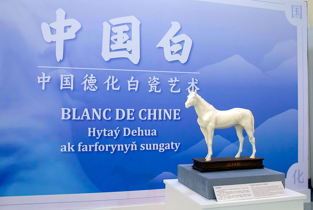 В Ашхабаде открылась выставка конной культуры Китая и белого фарфора «Дэхуа»