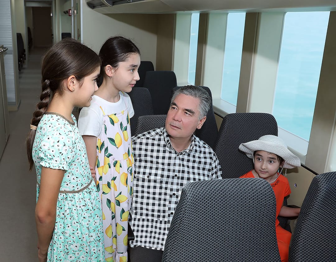 Президент Туркменистана вместе с внуками совершил морскую прогулку по Каспию