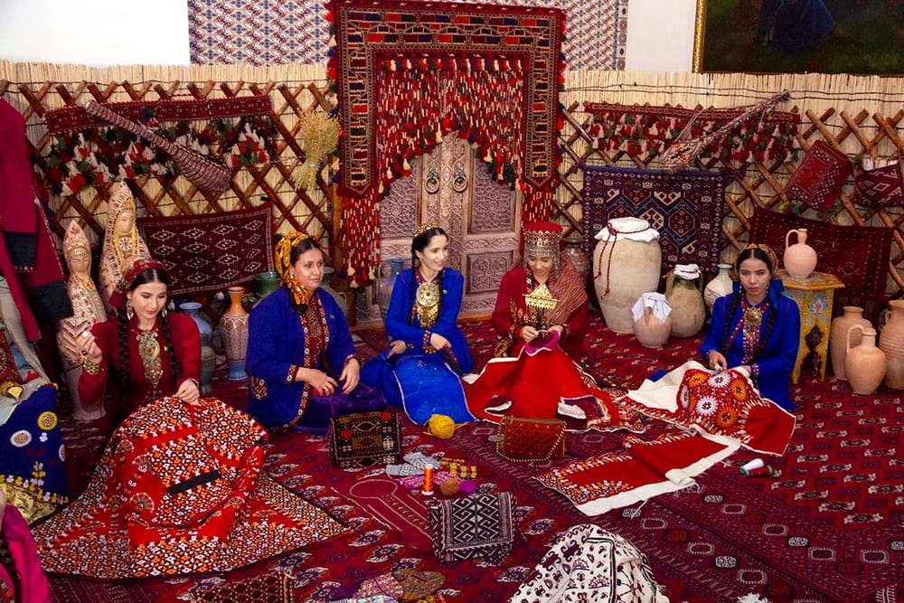 Products of Turkmen handicraftsmen are included in the catalog “Traveling through the workshops of handicraftswomen of Central Asia”
