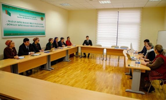 Türkmen döwlet uniwersitetinde ÝUNISEF-niň durmuş işi boýunça halkara derejeli maslahatçysynyň gatnaşmagynda okuwlar geçirilýär 
