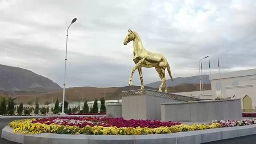 Serdar Berdimuhamedow ahalteke bedewlerini ösdürip ýetişdirmek boýunça alnyp barylýan işler bilen tanyşdy 