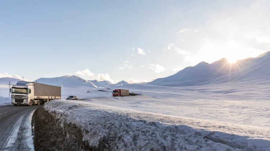 Снегопад в горных районах Грузии вызвал затор большегрузных автомобилей на границе с Россией