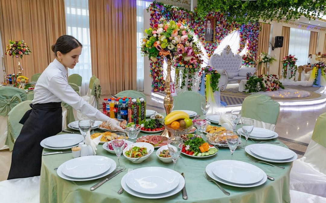 «Ak Ýol» toý mekany durmuş toýuny belleýän müşderilere özboluşly sowgatlary ýetirýär