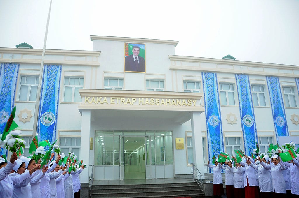 Serdar Berdimuhamedow Kaka etrabynda täze hassahananyň açylyş dabarasyna gatnaşdy