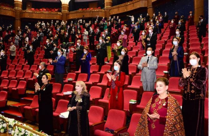 Более 150 человек стали обладателями президентской премии Türkmeniň Altyn asyry