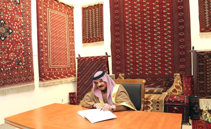 Король Бахрейна посетил Музей туркменского ковра