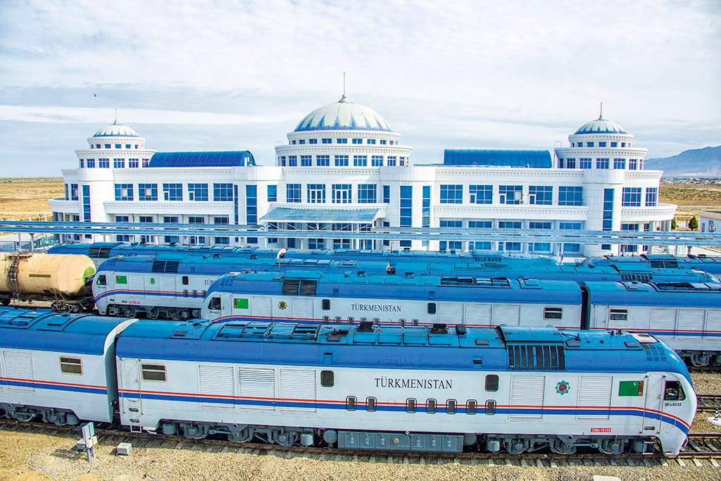 Президент Туркменистана поздравил железнодорожников со сдачей в эксплуатацию Берекетского локомотивного депо