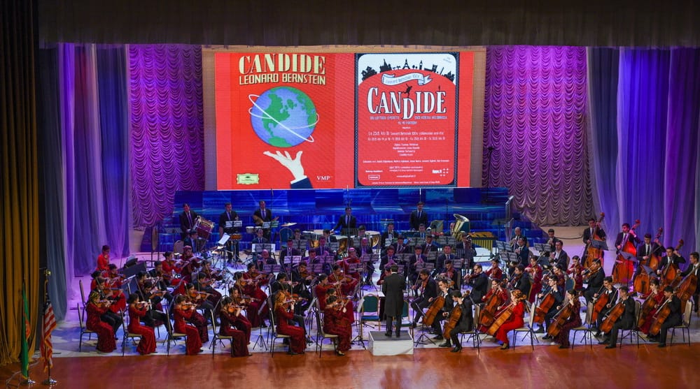 Aşgabatdaky Mukamlar köşgüniň sahnasynda brodweý sazlary ýerine ýetirildi