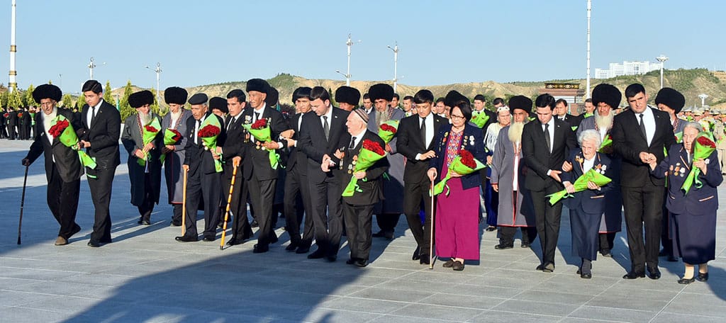 Глава Туркменистана возложил цветы к мемориалу «Народная память»