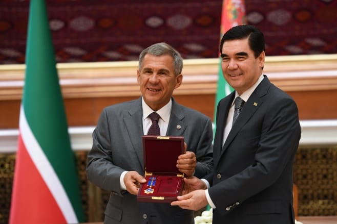 Рустам Минниханов вручил Президенту Туркменистана высокую награду Татарстана – орден «Дуслык»