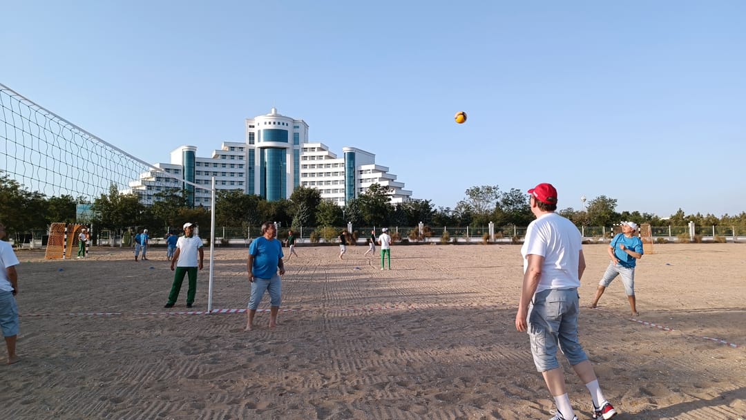 Аккредитованные в Туркменистане дипломаты посоревновались в пляжном волейболе и футболе