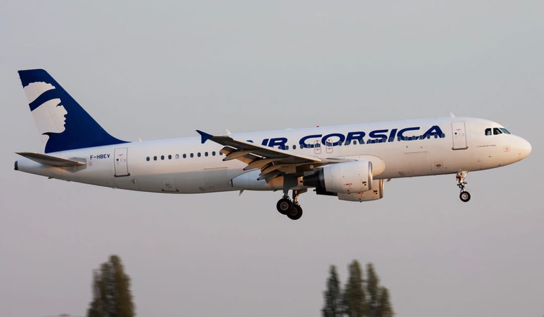 Ýolagçy uçary dispetçeriň uklandygy sebäpli deňziň üstünde aýlanmaly boldy