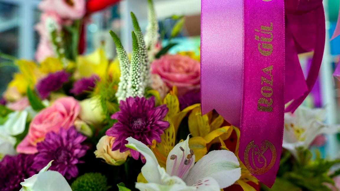 Roza Gül couriers will deliver an unforgettable gift – flowers with a surprise