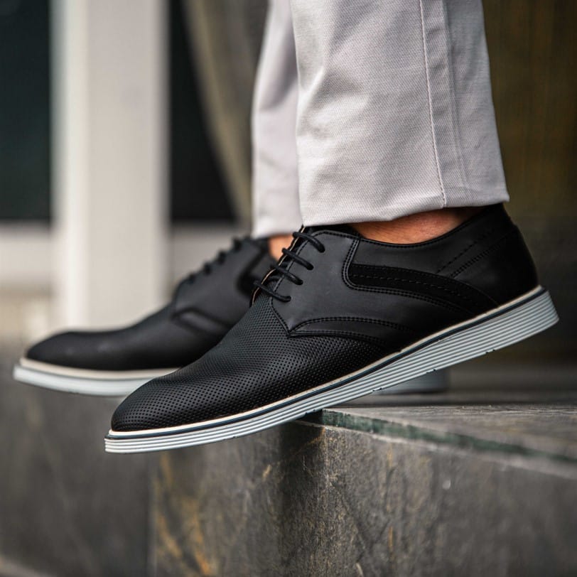 Магазин обуви FLO напоминает о новой коллекции 2023 года