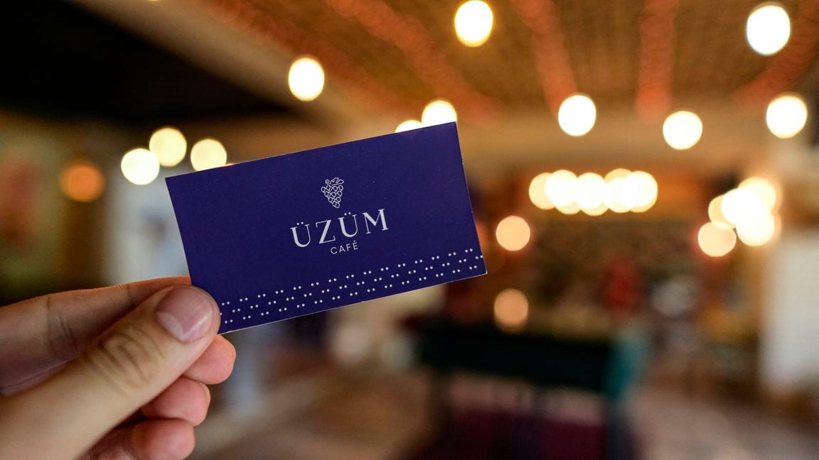 В кафе Üzüm объявлена акция – по купону Turkmenportal скидка 10% на основное меню