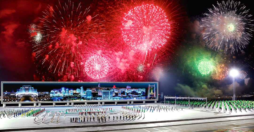 Праздничный фейерверк и выступления артистов завершили торжества в честь нового Президента Туркменистана