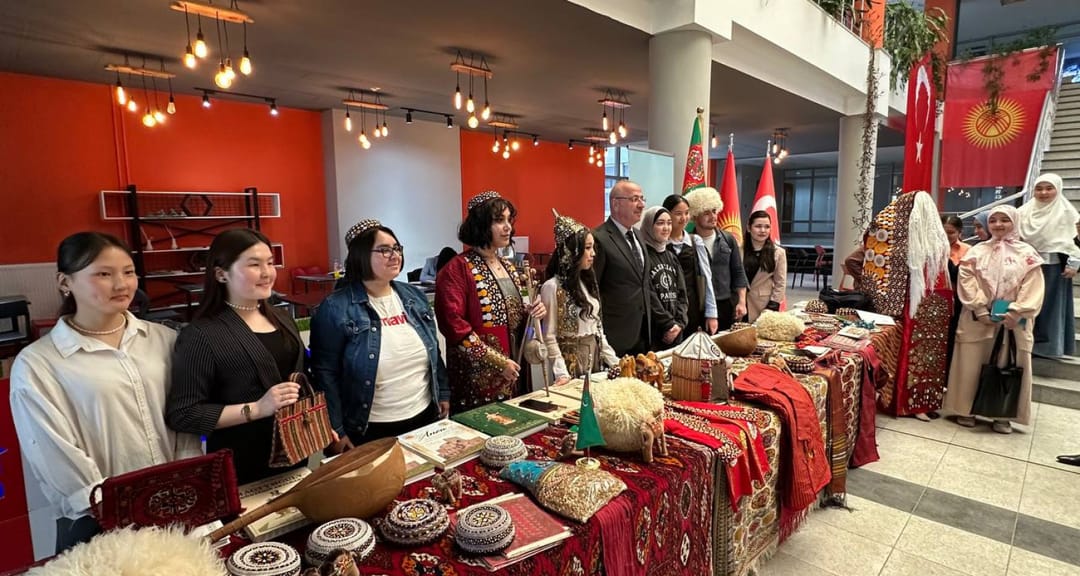 Студенты Бишкека познакомились с культурой Туркменистана