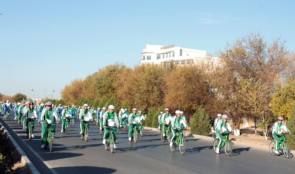 В Дашогузе состоялся массовый велопробег в честь 25-летия нейтралитета Туркменистана