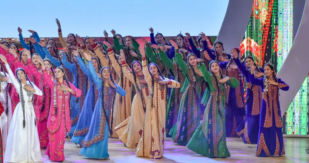 Fotoreportaž: Türkmenistanda medeniýet we sungat işgärleriniň hem-de Magtymguly Pyragynyň şygryýet güni bellenildi