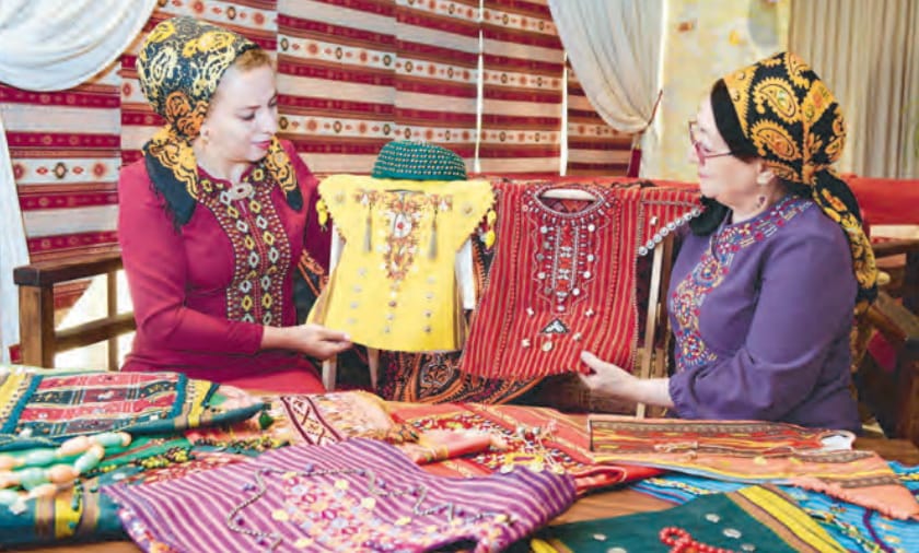 Народные ремесленники представили свои изделия на выставке в Торгово-промышленной палате Туркменистана 