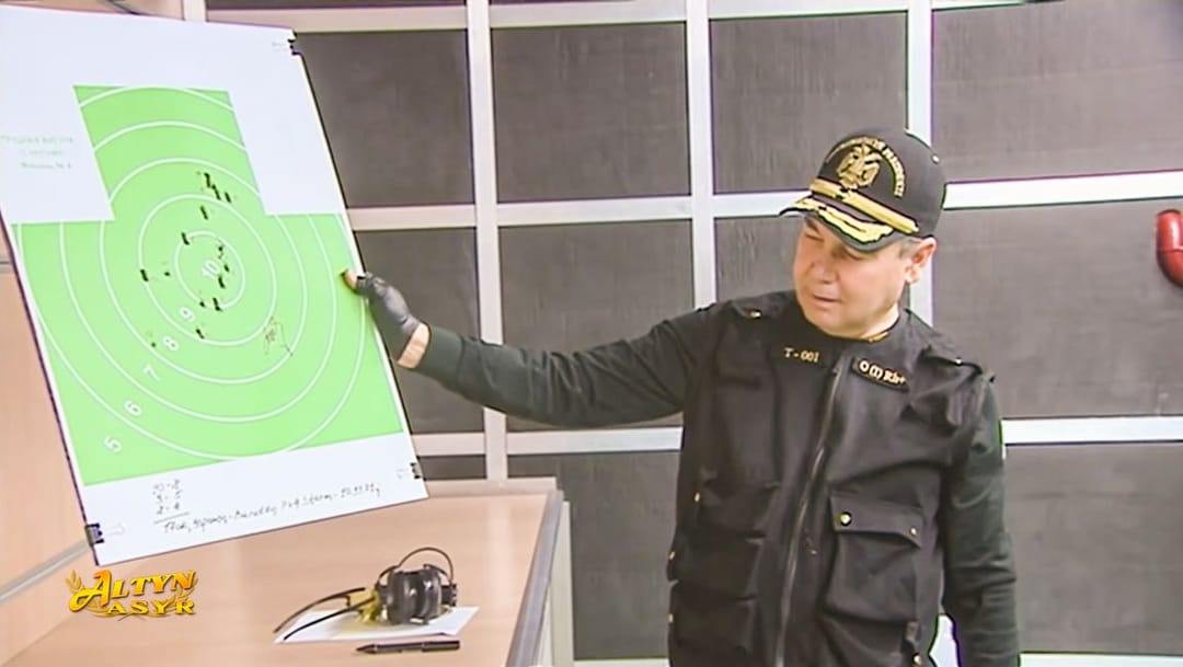 Бердымухамедов продемонстрировал навыки меткой стрельбы из пистолета
