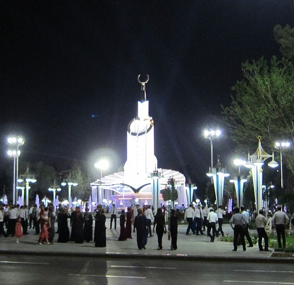 Монумент "Мой белый город Ашхабад"