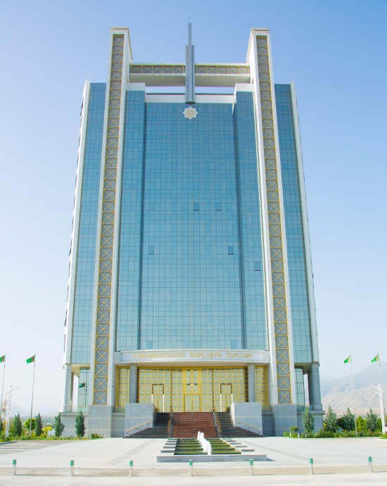 Aşgabadyň günortasynda «Aşgabat» diýen ýazgy gurlar