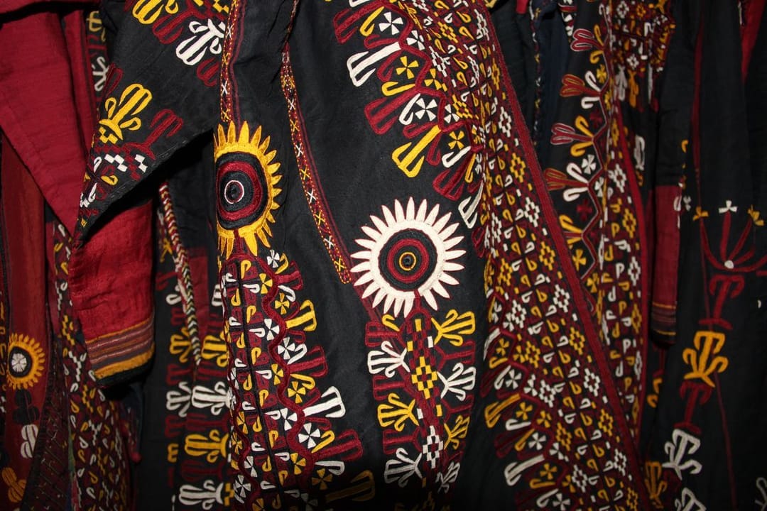 Работы туркменских вышивальщиц как экспонаты музеев