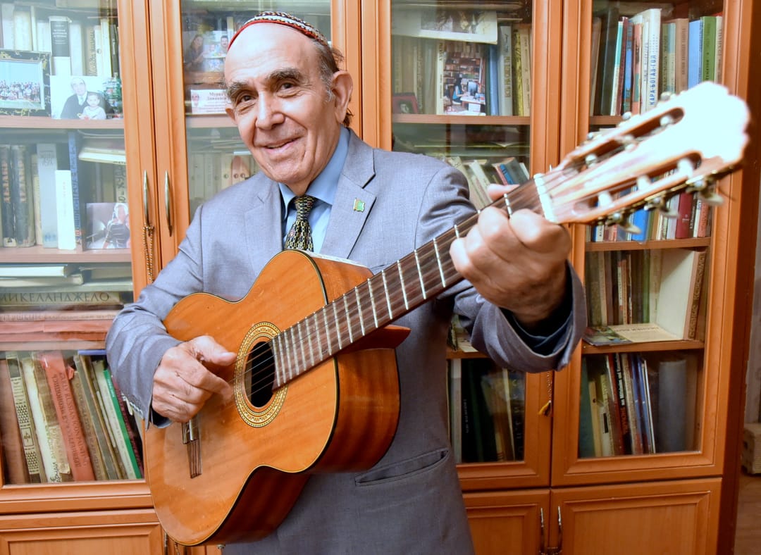 Не зовите меня старым, я всего лишь пожилой... (статья о певце Мураде Диванаеве)