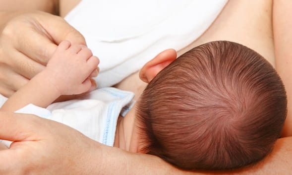 Кормление грудью делает ребенка умнее и богаче в будуще