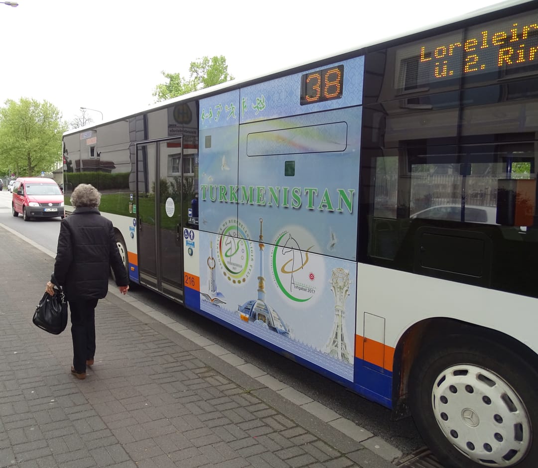 Germaniýada awtobuslarda Aziada — 2017 mahabatlandyrylýar