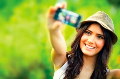 Женщины тратят на селфи более пяти часов в неделю