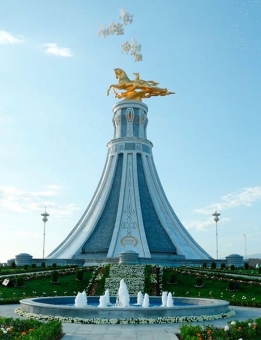 В Ашхабаде открыт монумент в честь легендарного ахалтекинца Янардага