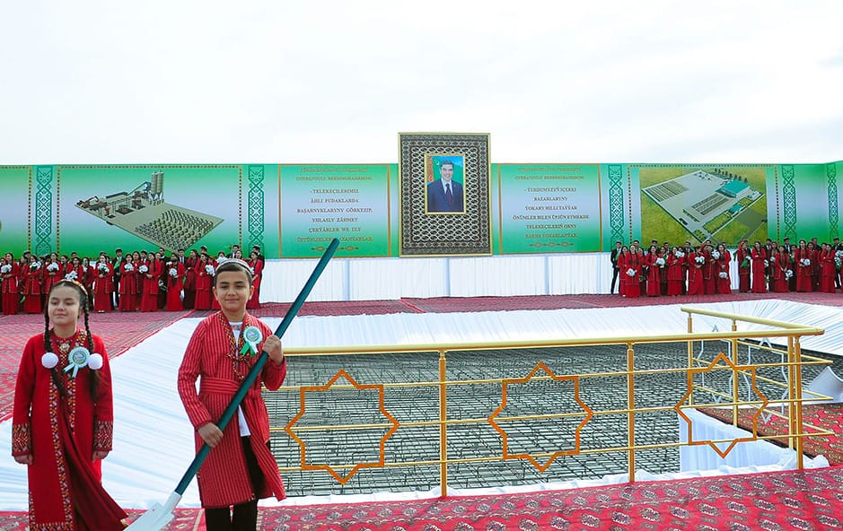 Сердар Бердымухамедов дал старт строительству двух крупных объектов сферы частного бизнеса