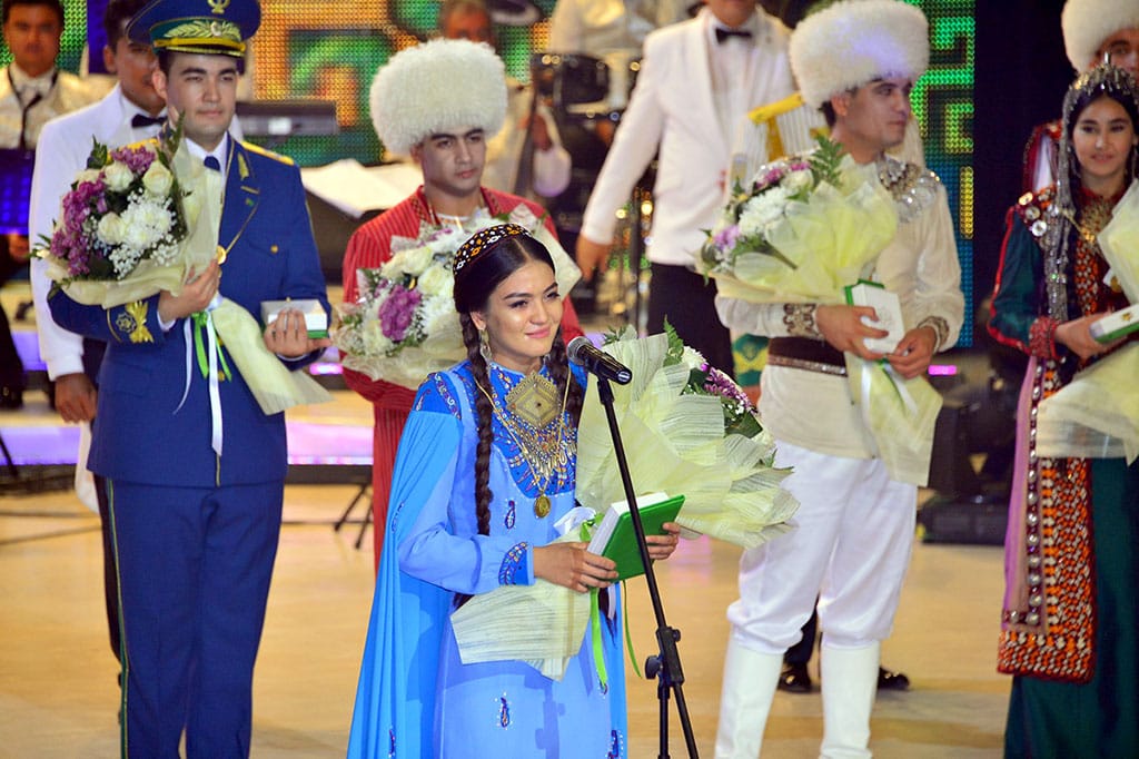 Президент Туркменистана наградил золотой цепочкой победителей песенного конкурса «Yaňlan, Diýarym!»