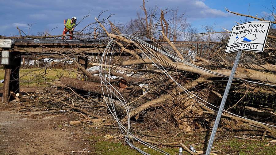 Uçarmanlar Kentukkidäki güýçli tüweleýiň döreýşini surata düşürdiler