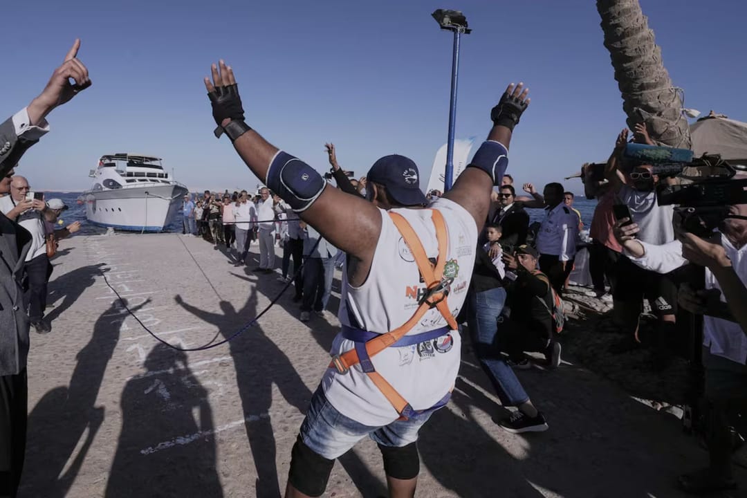 Müsürli türgen dişleri bilen 700 tonna gämini ýerinden gozgady