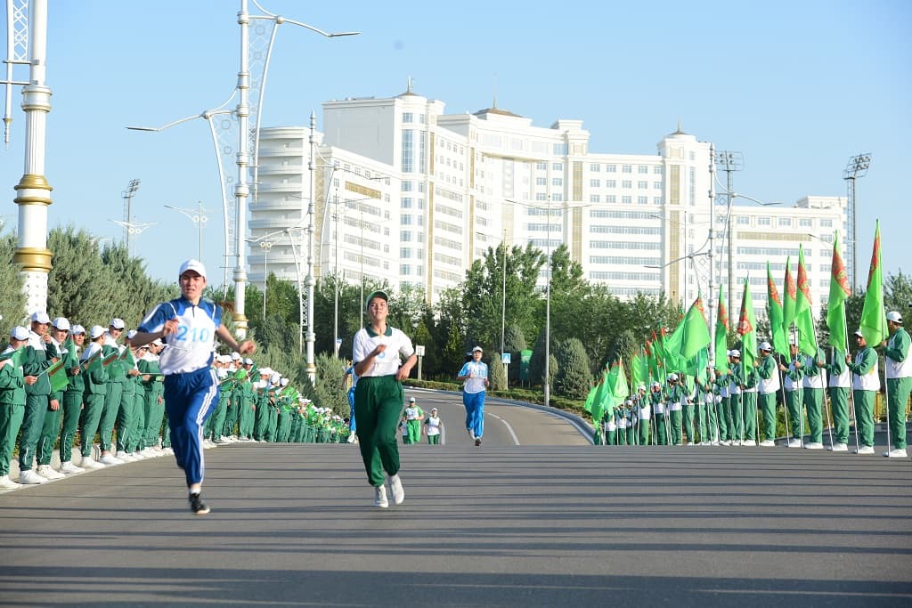 В Ашхабаде прошел массовый забег на 3,42 км в поддержку мира и доверия