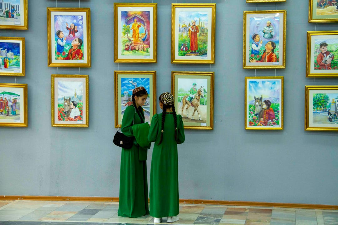 В Ашхабаде в преддверии Дня защиты детей открылась выставка юных художников