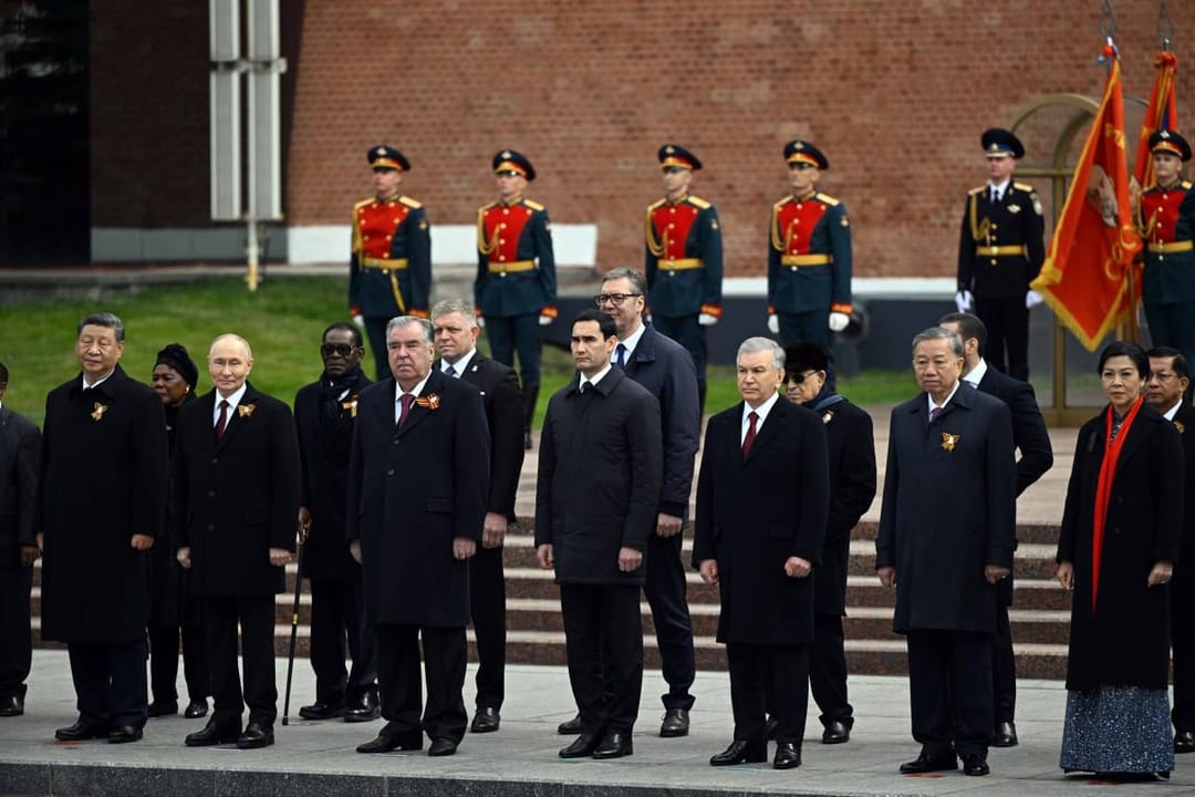 Президент Туркменистана возложил цветы к могиле Неизвестного солдата