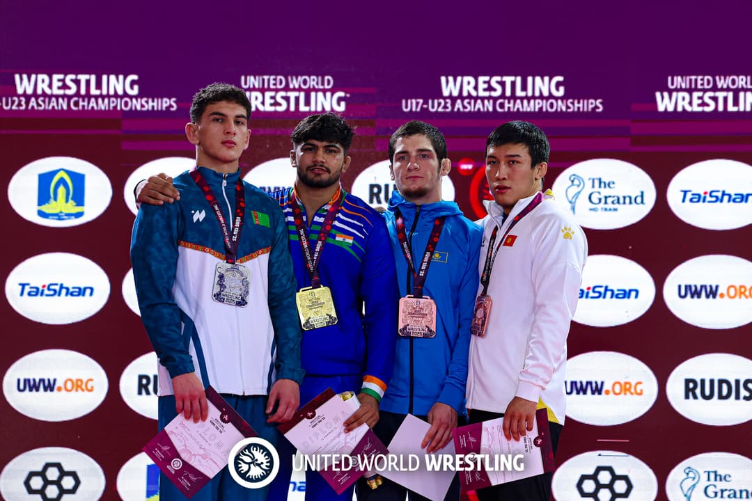 Туркменские борцы завоевали четыре медали на молодежном чемпионате Азии