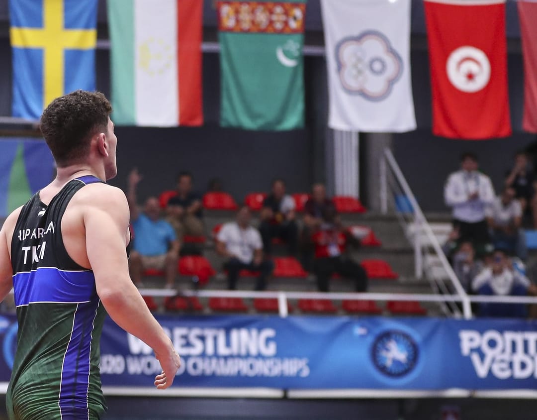 Туркменский борец Бегенджов успешно стартовал на молодежном ЧМ в Болгарии