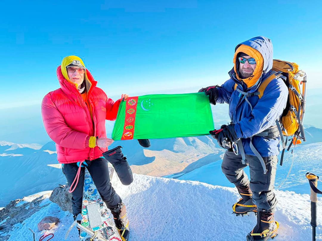 Флаг Туркменистана подняли на вершину Эльбруса