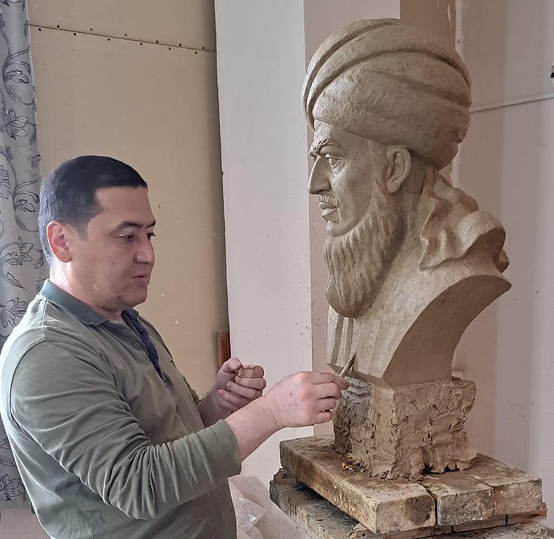 Известный скульптор преподнес в дар музею Дашогуза бюст туркменского классика