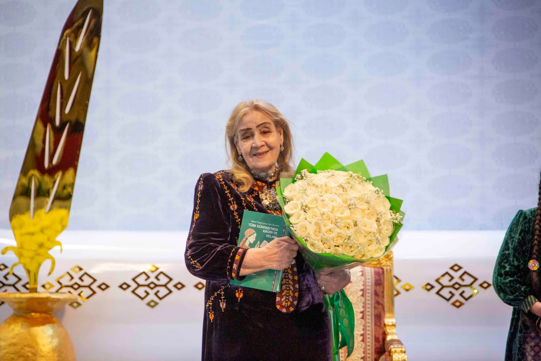 Гурбангулы Бердымухамедов поздравил Героя Туркменистана Шагулыеву с 85-летием