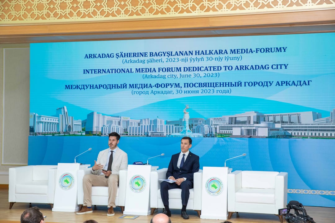 Роберт Францев прокомментировал открытие нового города Аркадаг на форуме для СМИ в Туркменистане