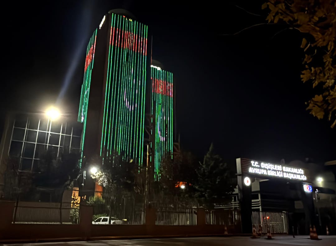 Два самых высоких здания Анкары окрасились в цвета флага Туркменистана