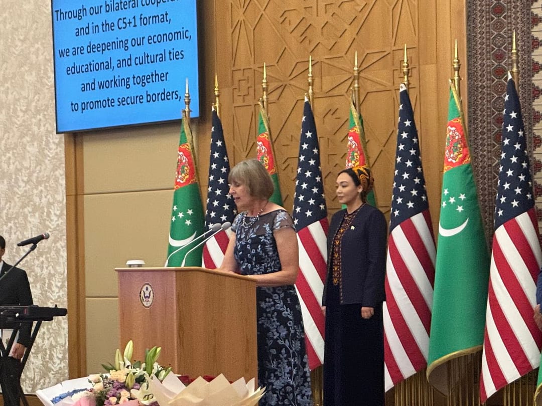 Посол США поблагодарила Туркменистан за помощь в эвакуации американцев из Ирана