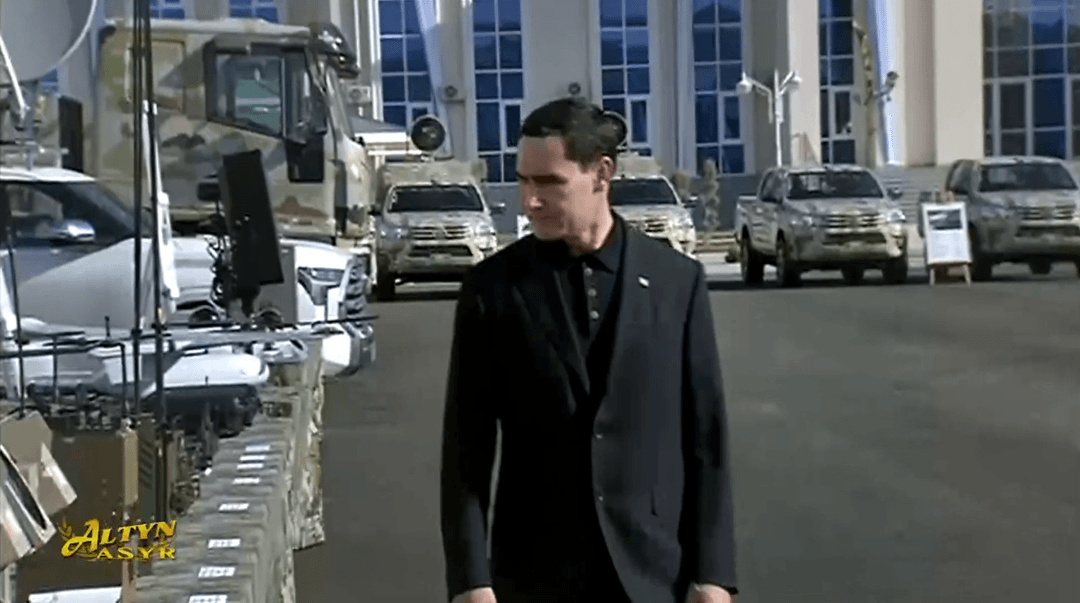 Глава Туркменистана ознакомился с новой военной техникой и дал поручения по обеспечению армии